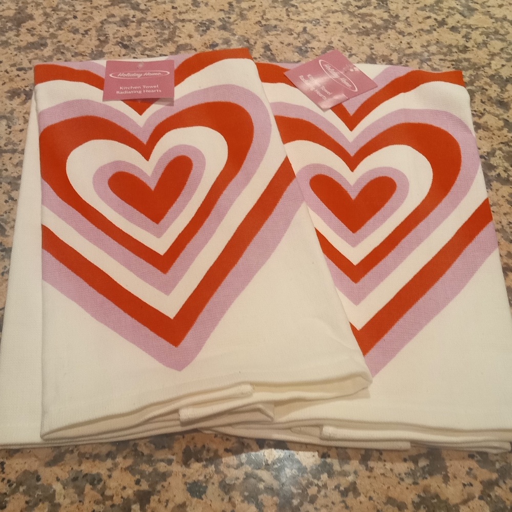 Set  of 2 Radiating Hearts Kitchen Towel  NWT  Valentine's Day